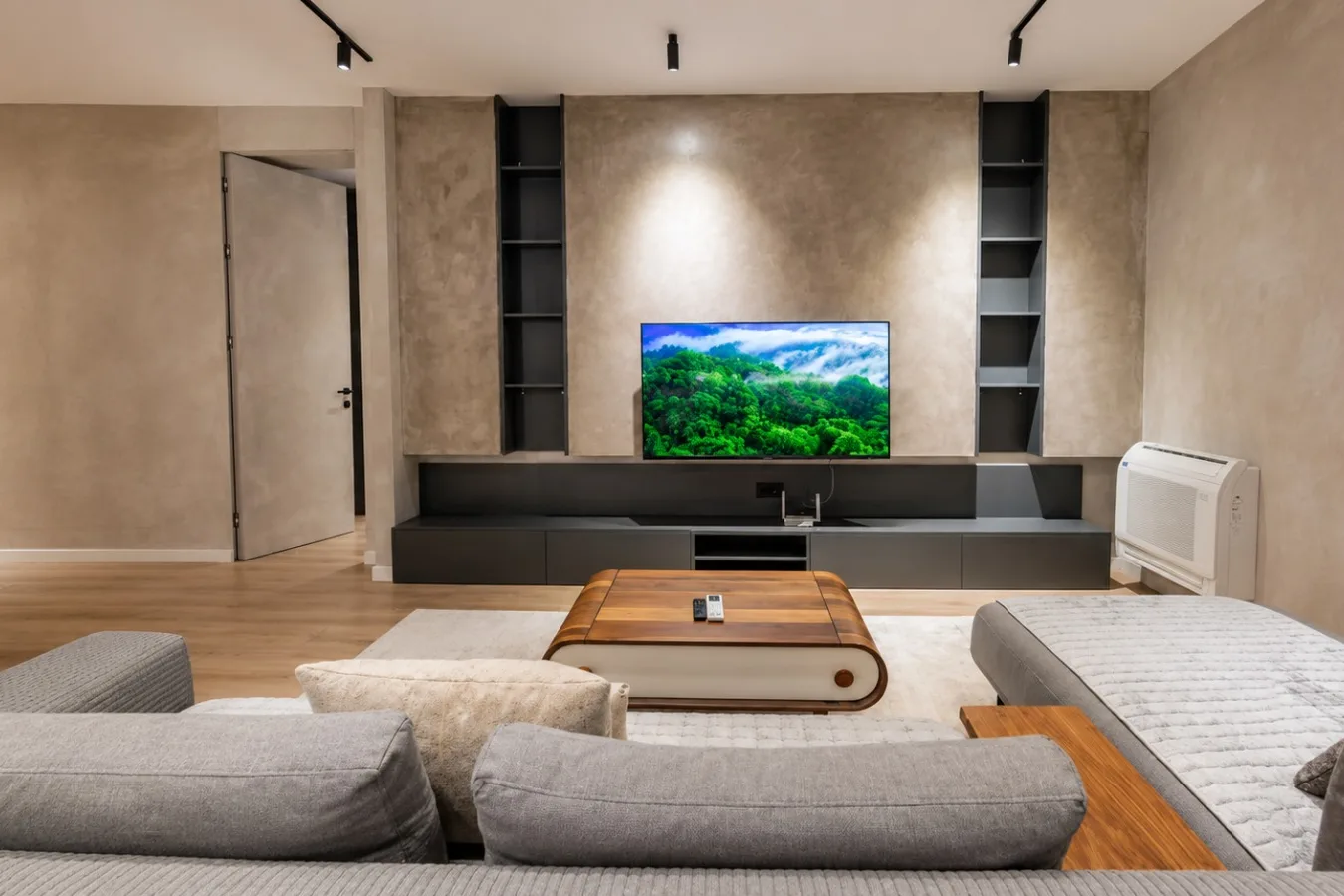 Ambient i ndriçuar i një prone të menaxhuar nga Prago